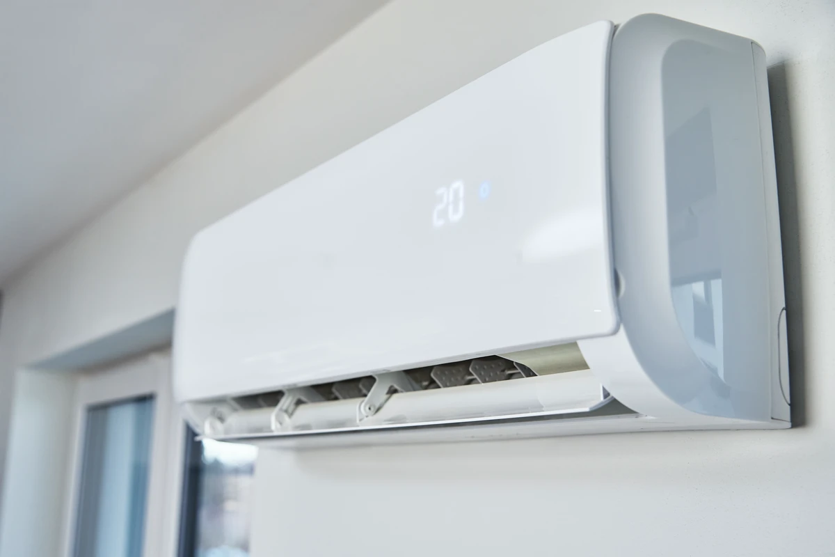 Klimatyzacja ścienna z wyświetlaczem ustawionym na 20°C